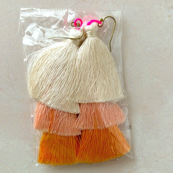 🍊✨ New Boutique Wire Tassel Earrings – Orange & Cream Ombré ✨ - Picture 4 of 6